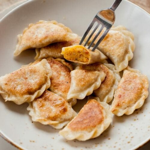 https://www.everyday-delicious.com/wp-content/uploads/2019/03/Vegan-pierogi-with-spicy-red-lentil-and-sun-dried-tomato-filling-Pierogi-z-soczewic%C4%85-i-suszonymi-pomidorami-2-www.everyday-delicious.com_-500x500.jpg