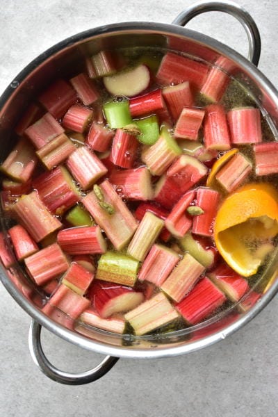 Rhubarb lemonade in a pot