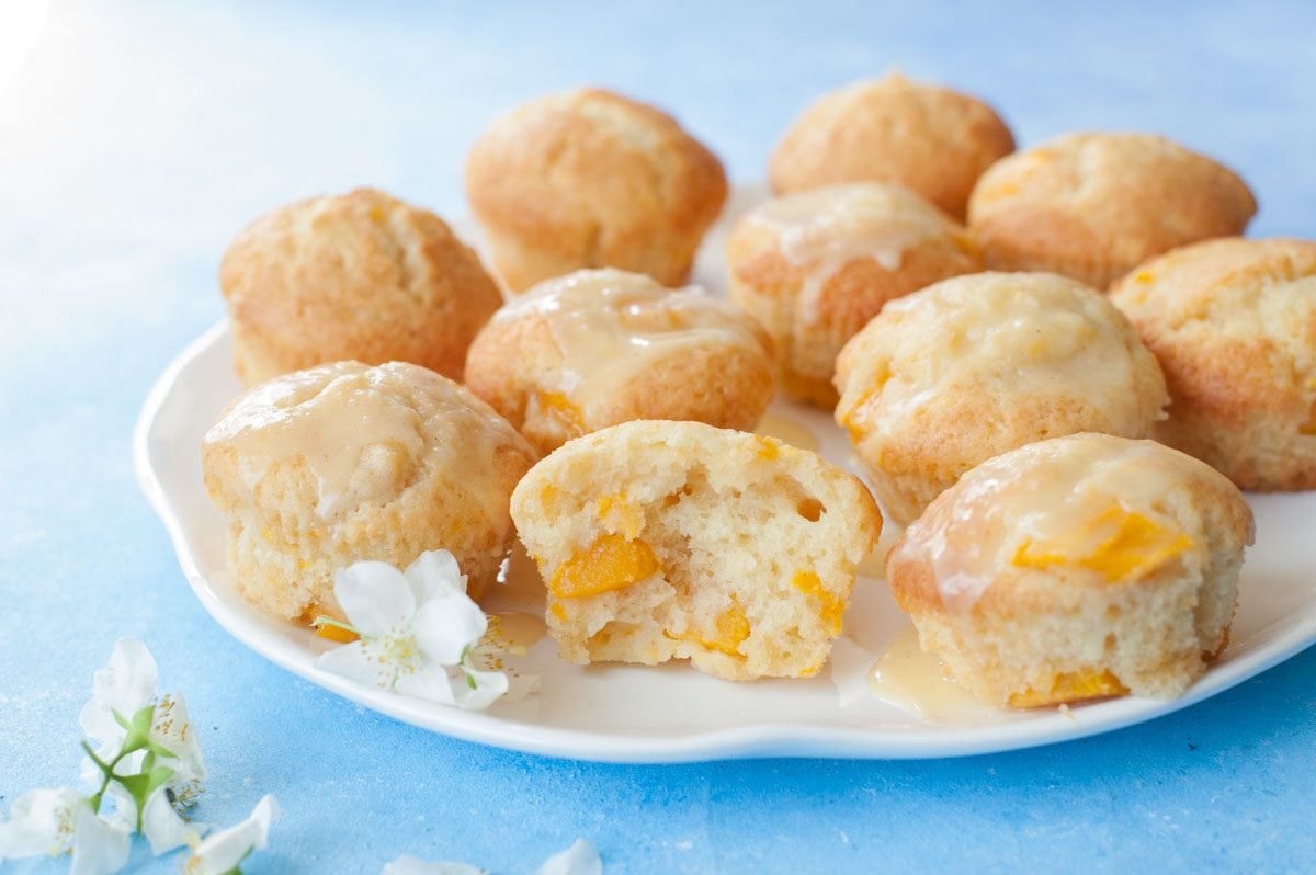 Muffiny z mango i marakują na białym talerzu
