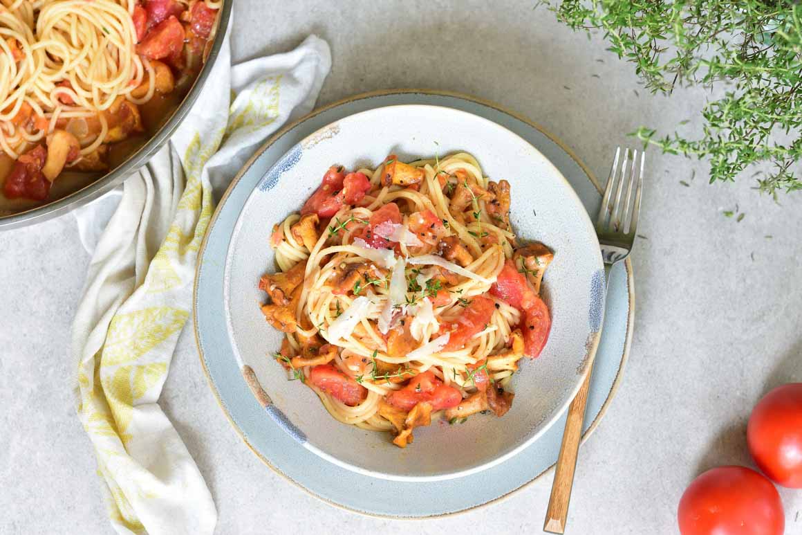 overhead picture of spaghetti with chanterelles and tomatoes