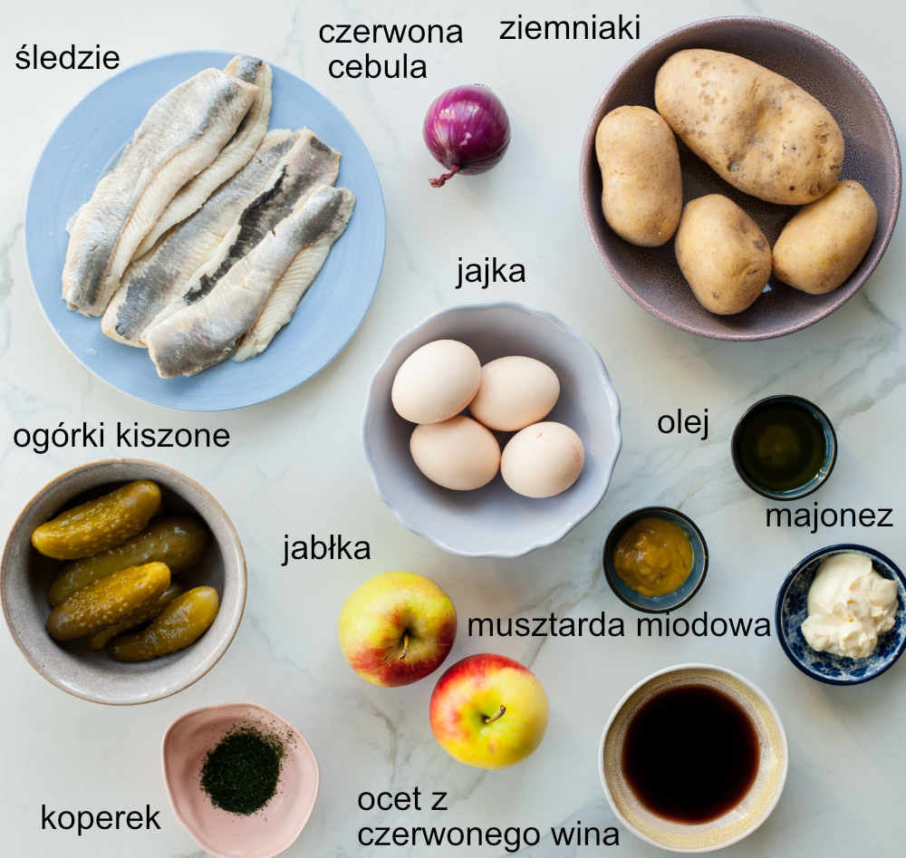 składniki na sałatka śledziową z ziemniakami, jajkiem, ogórkiem kiszonym i jabłkiem 