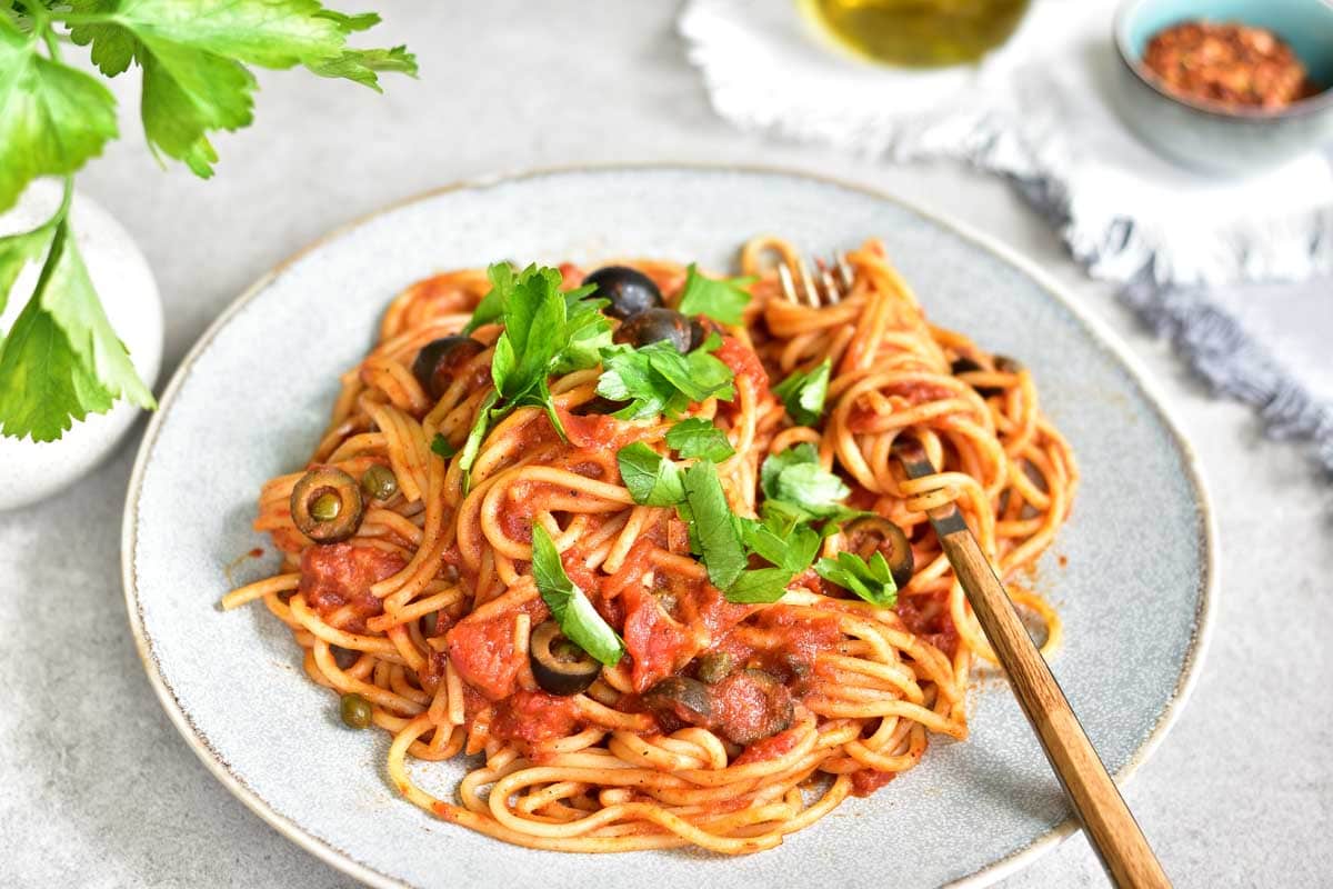 Spaghetti alla Puttanesca - makaron z pomidorami, czosnkiem, kaparami, oliwkami i anchovies