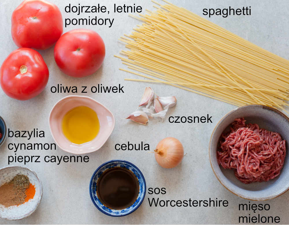 składniki na szybkie spaghetti z sosem z mięsem mielonym i świeżymi pomidorami