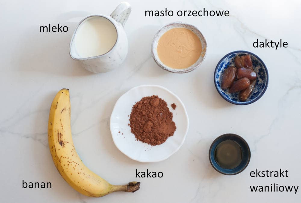 składniki na smoothie czekoladowe z masłem orzechowym i bananem