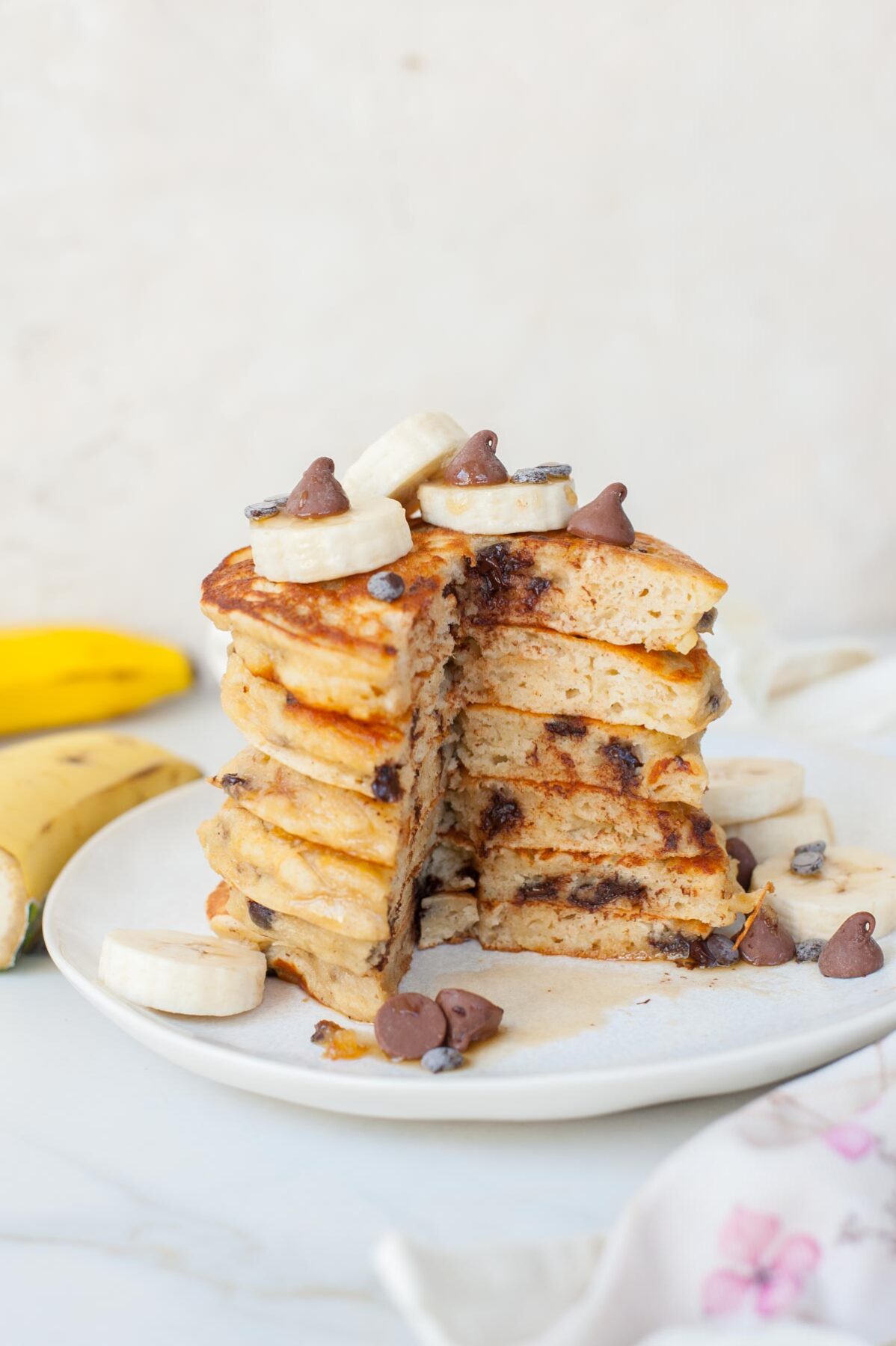 stos placków z bananem i czekolada z wykrojoną częścią pokazując jak placki wyglądają w środku