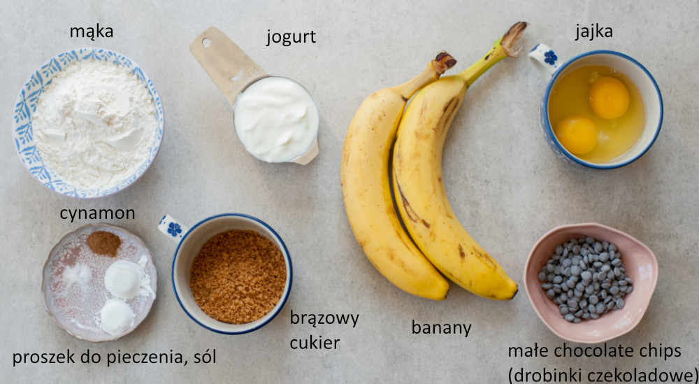 składniki potrzebne do przygotowania placków z bananami i czekoladą