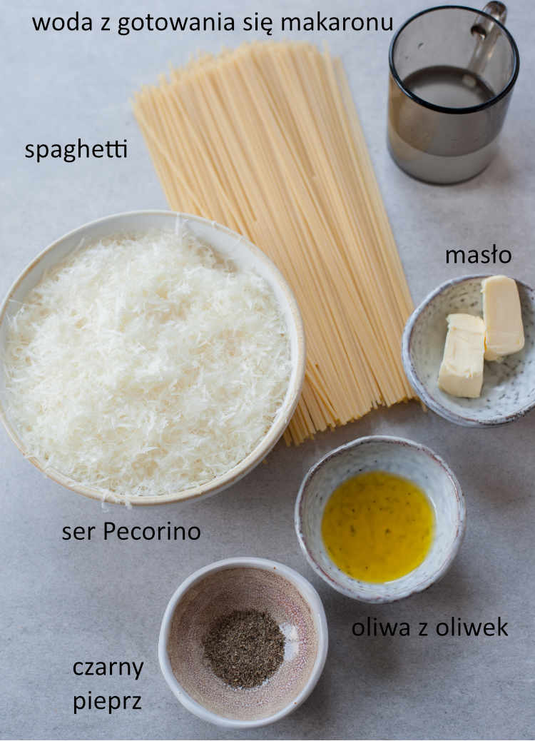 Składniki potrzebne do przygotowania spaghetti cacio e pepe.