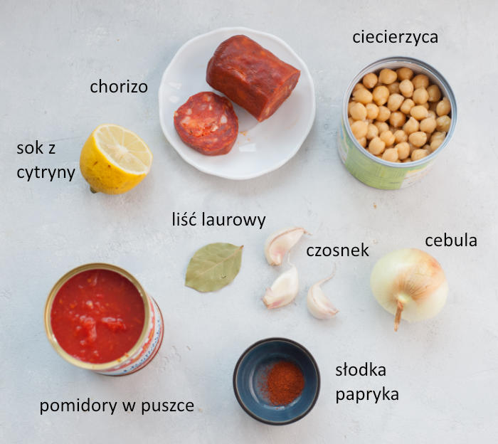 Składniki potrzebne do przygotowania ciecierzycy z chorizo w sosie pomidorowym.