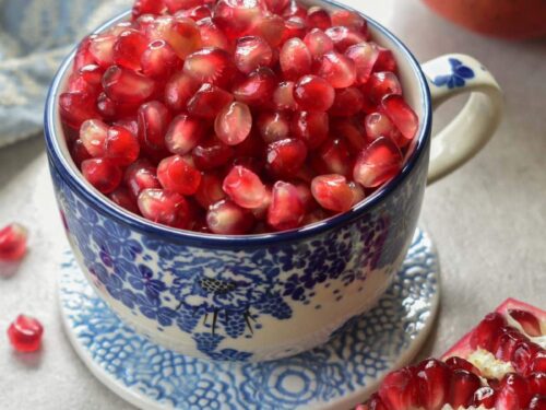 https://www.everyday-delicious.com/wp-content/uploads/2021/01/how-to-cut-and-seed-a-pomegranate-jak-otworzyc-granat-1-500x375.jpg
