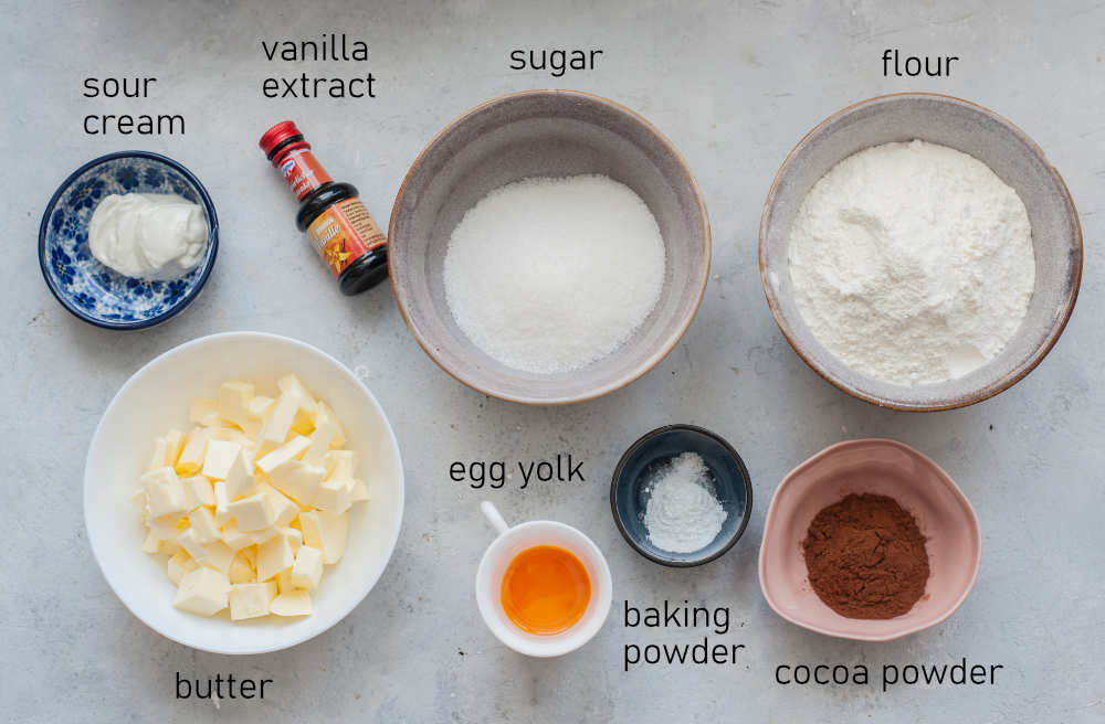 Labeled ingredients for cheesecake crust.