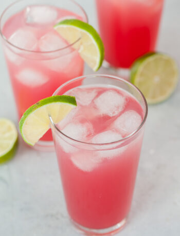 Sea breeze cocktail in a tall glass garnished with a lime slice.