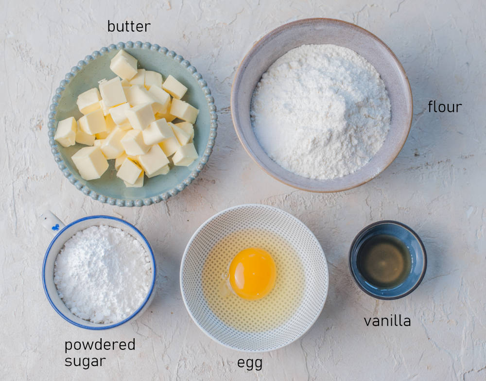Labeled ingredients for shortcrust pastry.