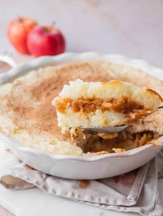 Polish rice with apples in a casserole dish.