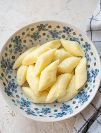 Leniwe pierogi in a white-blue bowl.