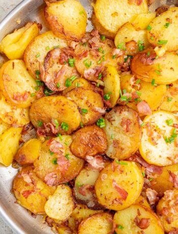 Bratjartoffeln in a frying pan.