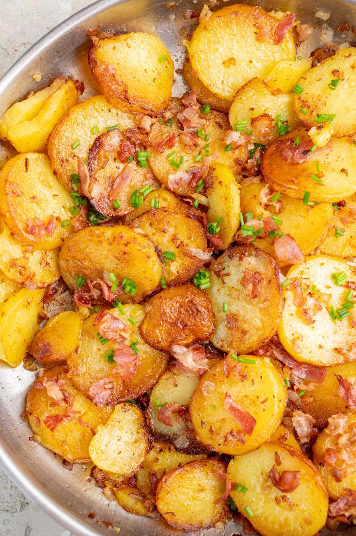 Bratkartoffeln in a frying pan.