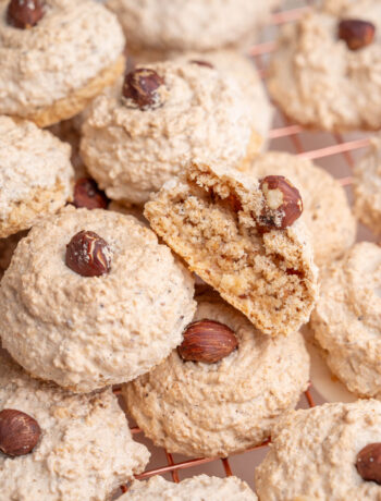 Nussmakronen cookies on a wire rack.