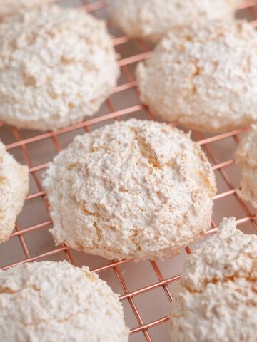 A close up photo of Kokosmakronen on a gold cooling rack.