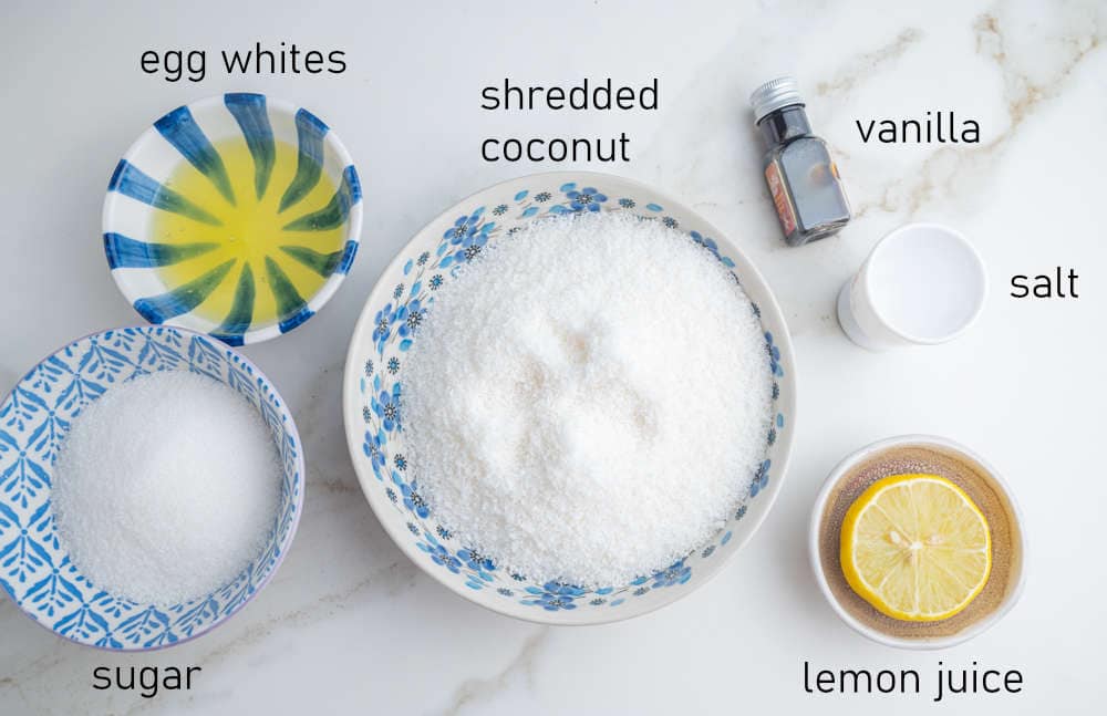 Labeled ingredients needed to make Kokosmakronen.