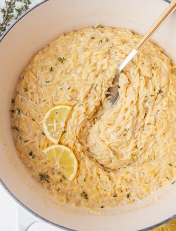 Lemon parmesan orzo in a white pot.