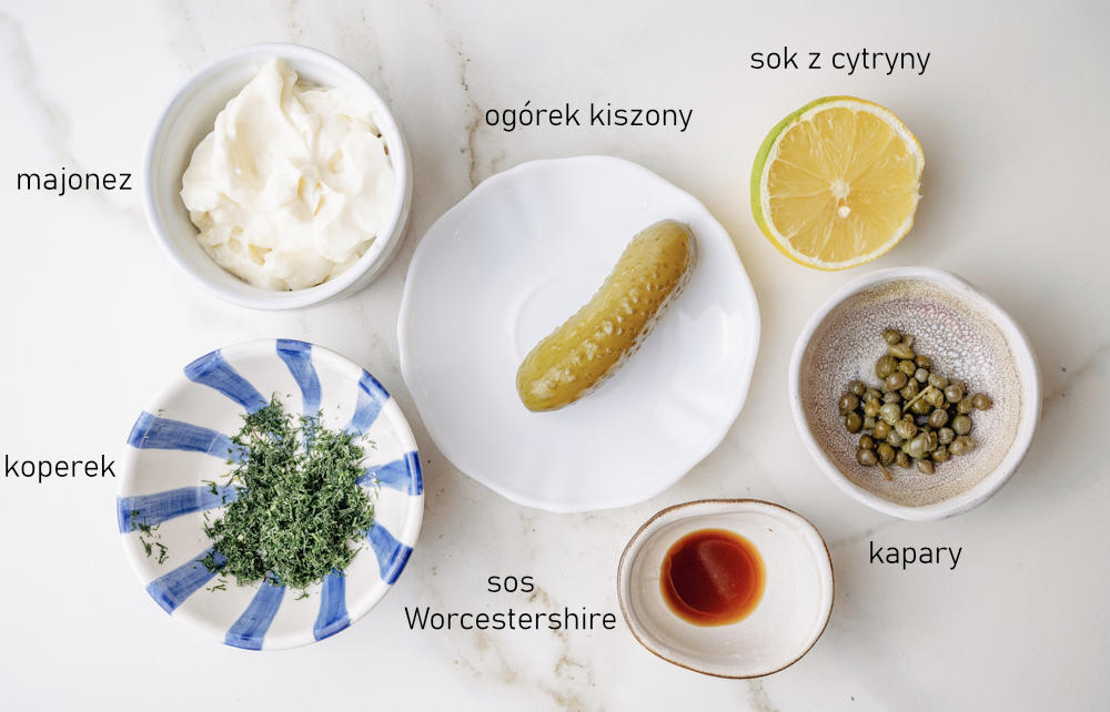 Składniki na sos tatarski.