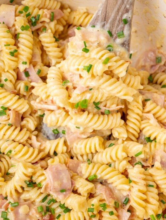 A close-up photo of German pasta dish Schinkennudeln in a white pot.