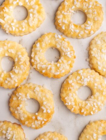 Saure-Sahne-Kringel cookies on a marble counter.